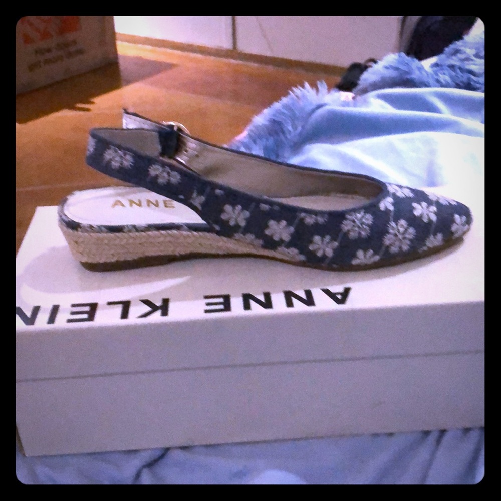 Beautiful wedge shoes denim with white flowers.